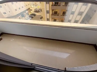 شقة غرفتين وصالة للإيجار في النعيمية عجمان قريب من جسر غلفا وعلى بعد دقائق من السفير مول مع بلكونة وتكييف مركزي وصيانة مجانية بسعر 35 ألف