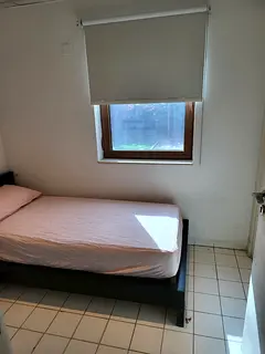 Bedroom + study room + Attached Bathroom - 1 min to Bus Stop 10 Minutes to Metro Station