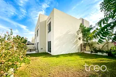 SINGLE ROW / CORNER UNIT / LARGE PRIVATE GARDEN