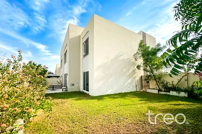 SINGLE ROW / CORNER UNIT / LARGE PRIVATE GARDEN