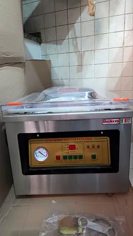 Vacuum packaging machine