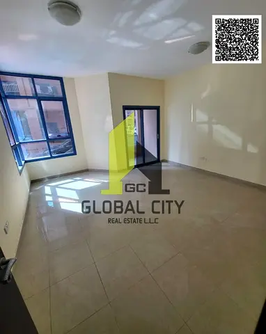 شقة واسعة غير مفروشة مكونة من غرفتي نوم وصالة للإيجار السنوي - مع غرفة للخادمة - في مبنى عائلي