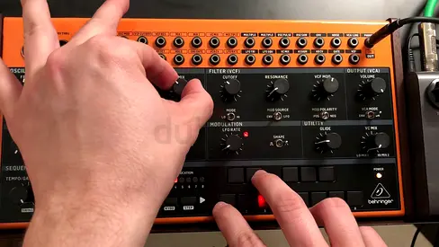 BEHRINGER CRAVE - MOOG MOTHER 32 CLONE SYNTH