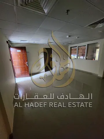 استوديو للإيجار في مويلح الشارقة بمساحة كبيرة جدًا | سعر مميز 25 ألف سنويًا | دفعات مرنة 4 أو 5 شيكات | تأمين شيك لا يصرف | موقع حيوي قريب من الخدمات