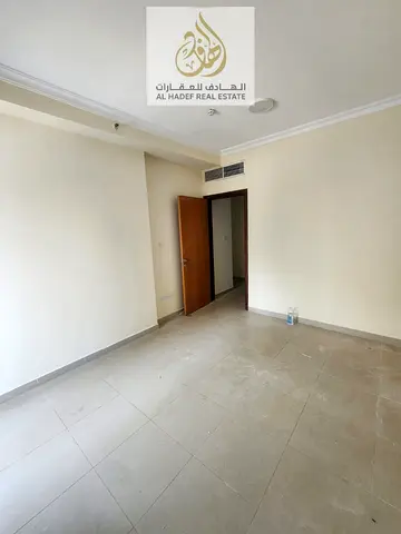 شقة غرفتين وصالة للإيجار في الشارقة الخان مع بلكونة وغرفة تخزين وموقف سيارة مجاني بموقع مميز قريب من الكورنيش والخدمات