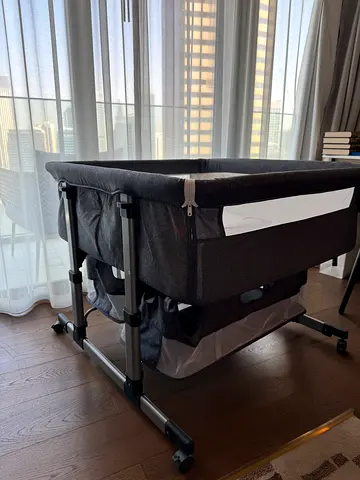 Bedside co-sleeper bassinet — great condition