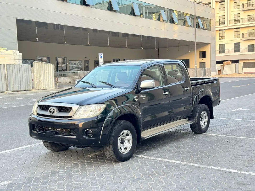 Toyota Hilux 2010 — photo 1 of 14