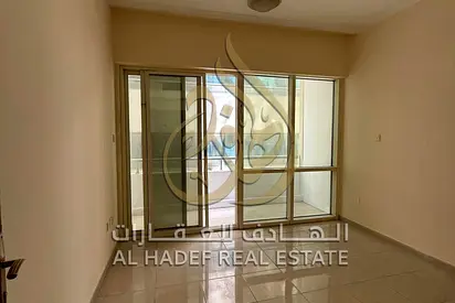 شقة غرفتين وصالة مع غرفة خادمة للإيجار السنوي في منطقة التعاون – الشارقة
