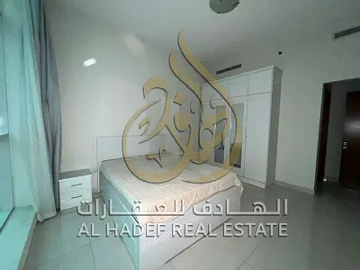للايجار في الشارقة – منطقة الخان 🌊  شقة مميزة مفروشة نصف فرش، مناسبة للعائلات بموقع حيوي قريب من جميع الخدمات.  🔹 التفاصيل:  غرفتين وصالة  غرفة ماست