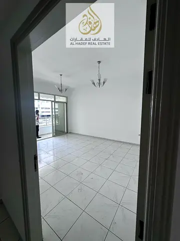 شقة غرفتين وصالة للإيجار في الشارقة أبو شغارة داخل بناية عائلية مع صيانة على المالك وموقع مميز قريب من جميع الخدمات
