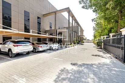 JAFZA | Spacious Warehouse with Overhead Crane