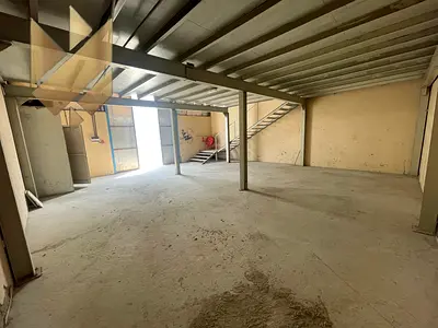 للإيجار السنوي – مستودع في الصناعية18 – الشارقة فرصة ممتازة مساحة: 1700 قدم مربع