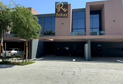 Exclusive 3-bedroom middle unit | for sale | freehold | Luxury living |