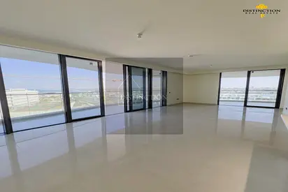 LARGEST LAYOUT, FULL BEACH VIEW, DIRECT ACCESS TO THE BEACH