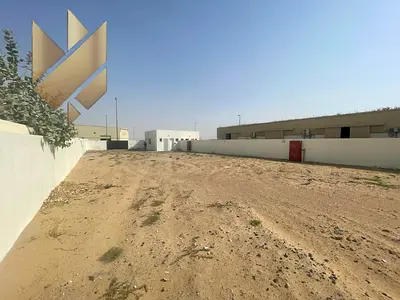 ساحة مميزة للإيجار السنوي في منطقة السجاد الصناعية، سهرجة. المساحة الإجمالية: 8000 قدم مربع. جديدة تمامًا - للاستخدام الأول. موقع استراتيجي ومميز.