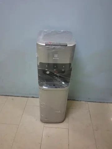 Bottom load water dispenser