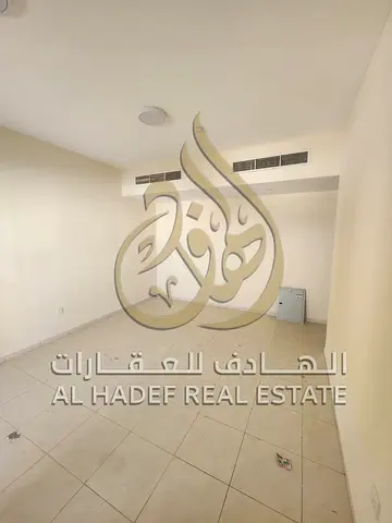 شقة واسعة غرفتين وصالة للإيجار في منطقة النباعة بالشارقة – تكييف مركزي، بلكونة وإطلالة مميزة مع تسهيلات في الدفع (4-6 دفعات)