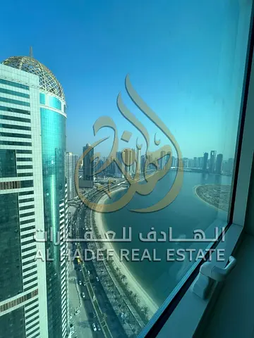 شقة واسعة للإيجار في الشارقة بمنطقة الخان، مكونة من 4 غرف وصالة مع غرفة خادمة ماستر و5 حمامات وبلكونة، مع جيم ومسبح وتكييف على المالك وباركن مجاني، ود