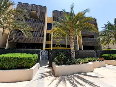 Magnificent Townhouse| Fully Upgraded|Canal View
