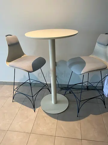 Outdoor/ Indoor Round Bar Table with Stylish Stools