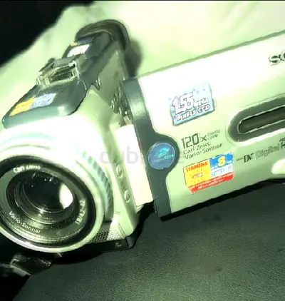 Handycam for sell brand new used for 1 month everything with it