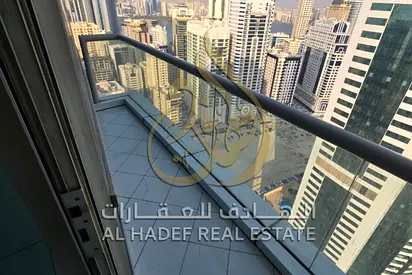 شقة 3 غرف وصالة + غرفة خادمة للإيجار في الخان الشارقة | بلكونتين + تكييف وجيم ومسبح وباركن مجاني | مساحات واسعة | 95,000 درهم