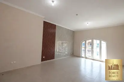 2 غرف نوم + غرفة خادمة | مطبخ مغلق | شرفة + إطلالة على حمام السباحة