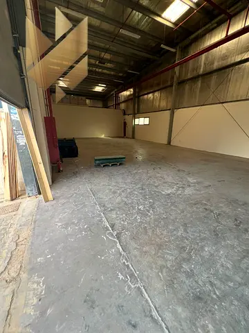 للإيجار السنوي – مستودع في الصناعية 18 – الشارقة فرصة ممتازة مساحة: 2600 قدم مربع