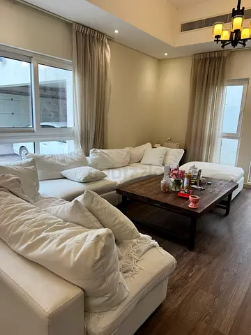 🛋️ كنب مودرن فاخر أبيض للبيع – إطلالة راقية وفخمة

للبيع كنب زاوية