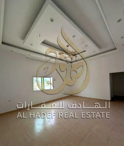 فيلا تجارية 5 غرف ماستر – تشطيب فاخر سوبر ديلوكس، رخصة جاهزة، موقع مميز على شارع واسط، مواقف سيارات