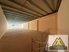 Spacious commercial mezzanine shop in an excellent location