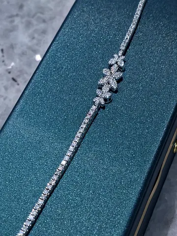 18K White Gold, Natural Diamond Bracelet (approx. 3.30 ct) - Floral Design