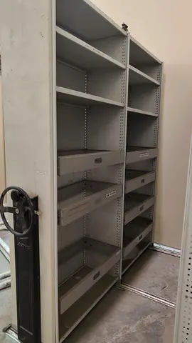 Mechanical mobile shelving units