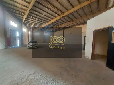 Available for annual rent in Umm Al Quwain, Al Thoob area, located on two main roads. Electricity capacity: 100 kW.