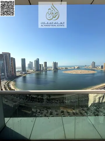 شقة 3 غرف وصالة للإيجار | التعاون – الشارقة | صف أول على الكورنيش | إطلالة بحيرة | تكييف على المالك | 4 دفعات | 70,000 درهم