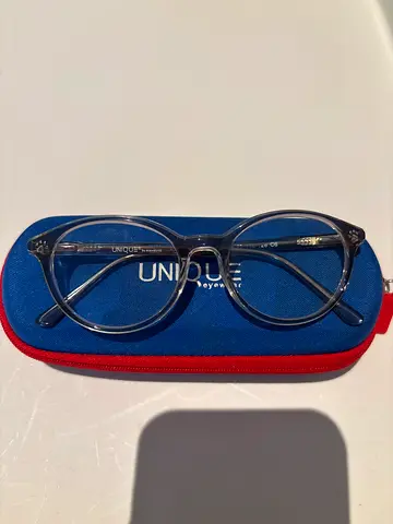 Unique Kids Unisex Blue Light glasses with Case. Clear/grey color. Eye protection for using devices.