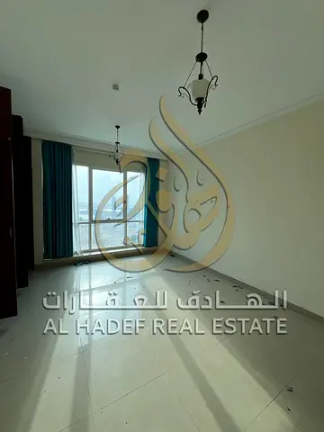 متاح للإيجار في منطقة المجاز 3: شقة 2 غرف + صالة + غرفة خادمة + موزع، إطلالة مفتوحة، مع خدمات مجانية مميزة، الأفضل في الشارقة.