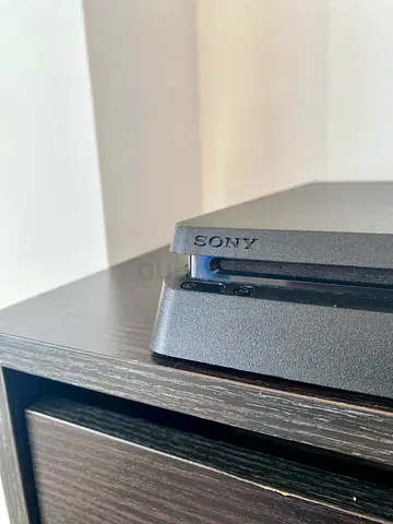 PS4 + CONTROLLER + GAME - AMAZING CONDITION - GREAT DEAL