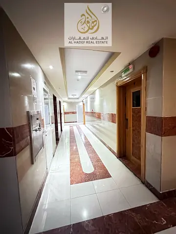 شقة غرفة وصالة للإيجار السنوي في الشارقة القاسمية المحطة بموقع مميز قريب من الخدمات مع تصميم عملي ومساحات مريحة