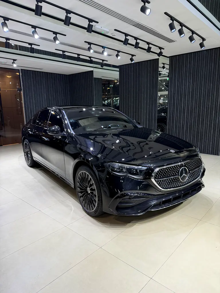 Mercedes-Benz E-Class 2025 — photo 1 of 19