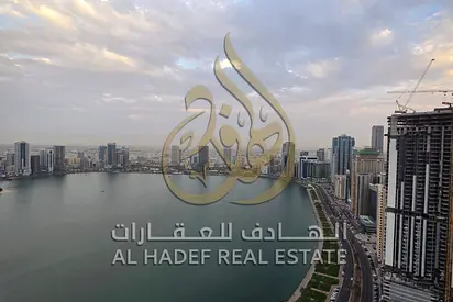 شقة 4 غرف (معدلة) للإيجار في المجاز 3 الشارقة | غرفة خادمة + غسيل | تكييف على المالك + جيم ومسبح وباركن مجاني | مساحات كبيرة | 115,000 درهم