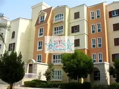 STUDIO NEXT TO GARDENS METRO READY TO MOVE