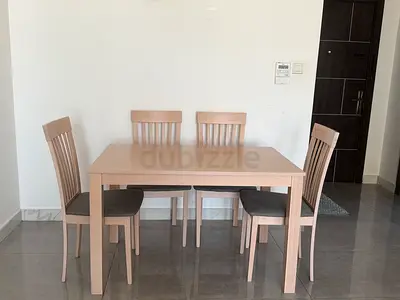 Sale of a 4 seater Dining Table