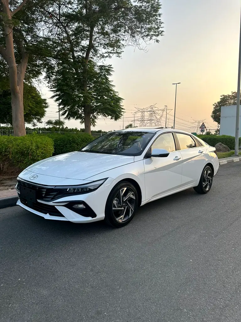 Hyundai Elantra 2025 — photo 1 of 20