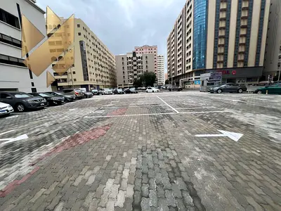 موقف سيارات للإيجار - جاهز للاستخدام الفوري في منطقة أبو شغارة، الشارقة: مساحة 10,000 قدم مربع، أرضيات متداخلة، جاهز للاستخدام الفوري، جميع التصاريح م