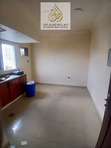 استوديو مميز للإيجار في المجرة بالشارقة بموقع حيوي قريب من جميع الخدمات مع تسهيلات في الدفع حتى 5 دفعات وتأمين شيك غير مصروف بسعر مناسب جداً