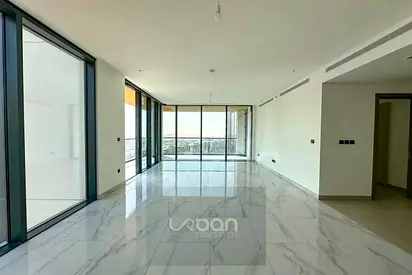 شقة من 4 غرف نوم في الطابق العلوي | تخطيط الزاوية | إطلالات على وسط المدينة والبحر | الوصول إلى الشرفة