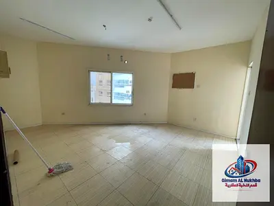 شقه غرفة وصاله للايجار السنوى - مساحه واسعه - بلكونه - موقع مميز وتجارى يمتلك كافة الخدمات - سهولة المخرج الى دبى - باركن فرى - تامين شيك