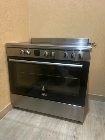 Stainless steel freestanding cooker with oven and hob - working