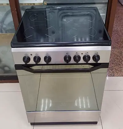 Indesit Italy brand 4 burner electric cooker like new condition perfect working